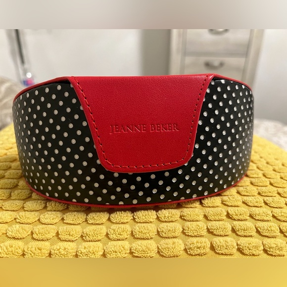 Jeanne Beker glass case - Picture 2 of 4